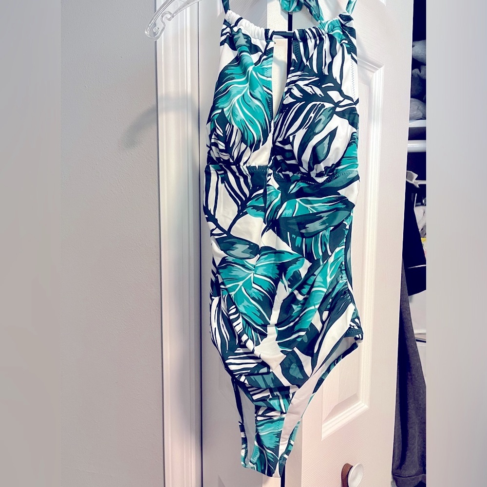 CUPSHE Flattering Cut-out Halter 1-piece Swimsuit Women’s M Palm Leaves NWOT